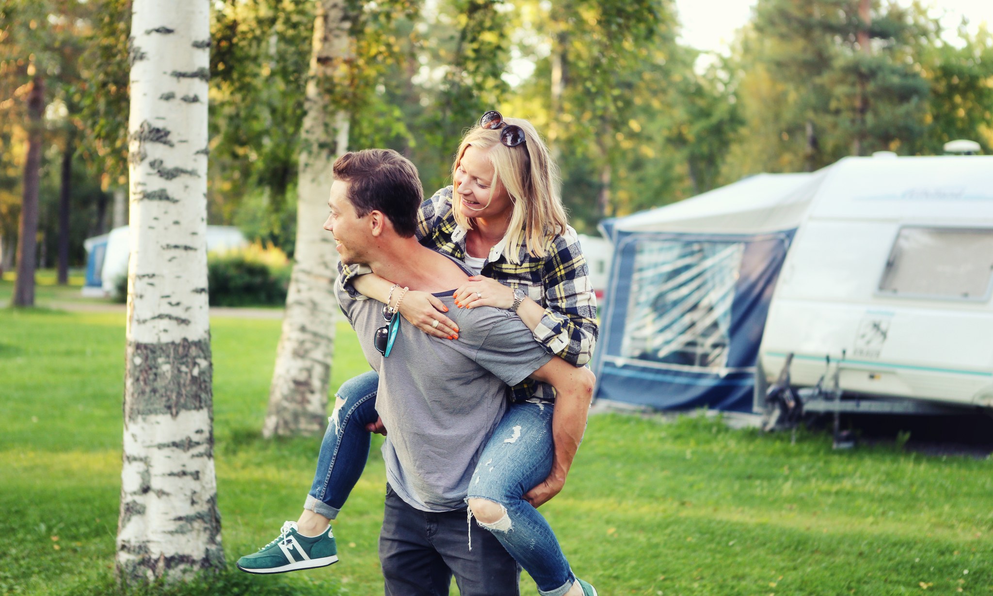 Nallikarin leirintäalueella on mukava viettää aikaa ystävien kanssa