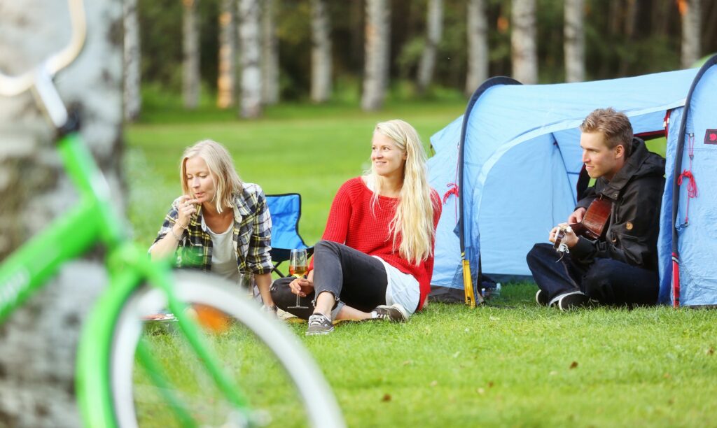 Nallikarin leirintäalueella on mukava viettää aikaa ystävien kanssa