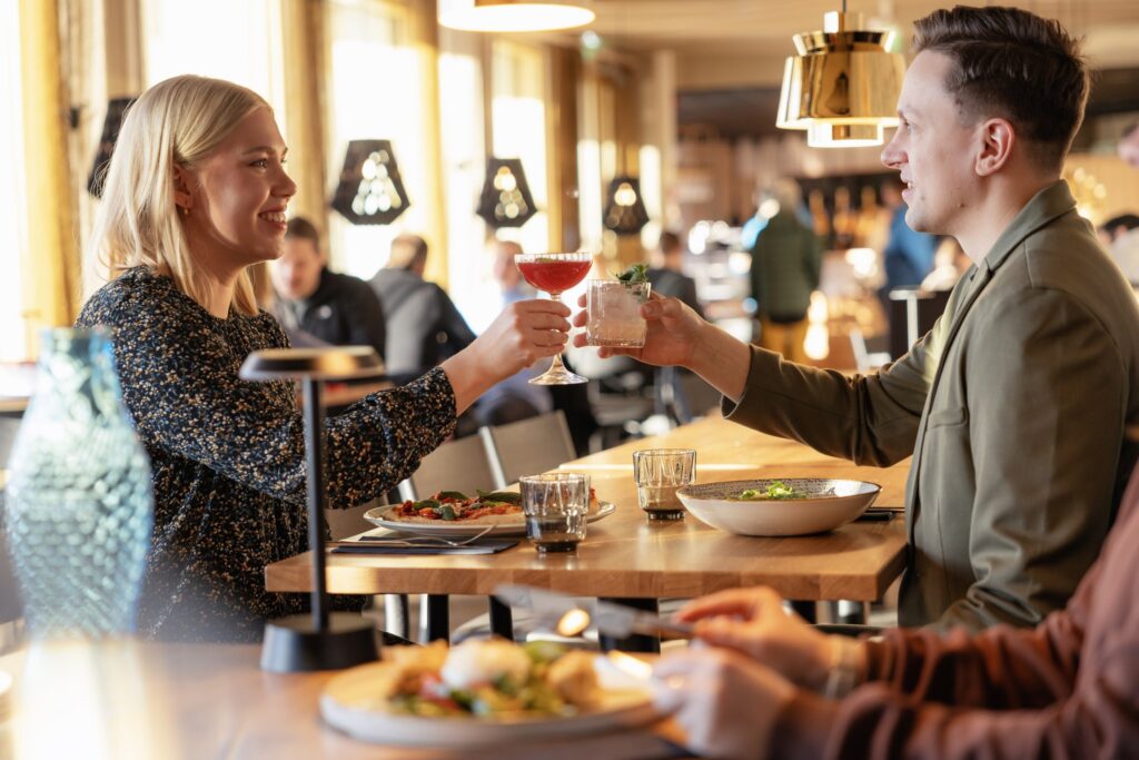Bistoria Patio sijaitsee meren äärellä Oulun Nallikarissa