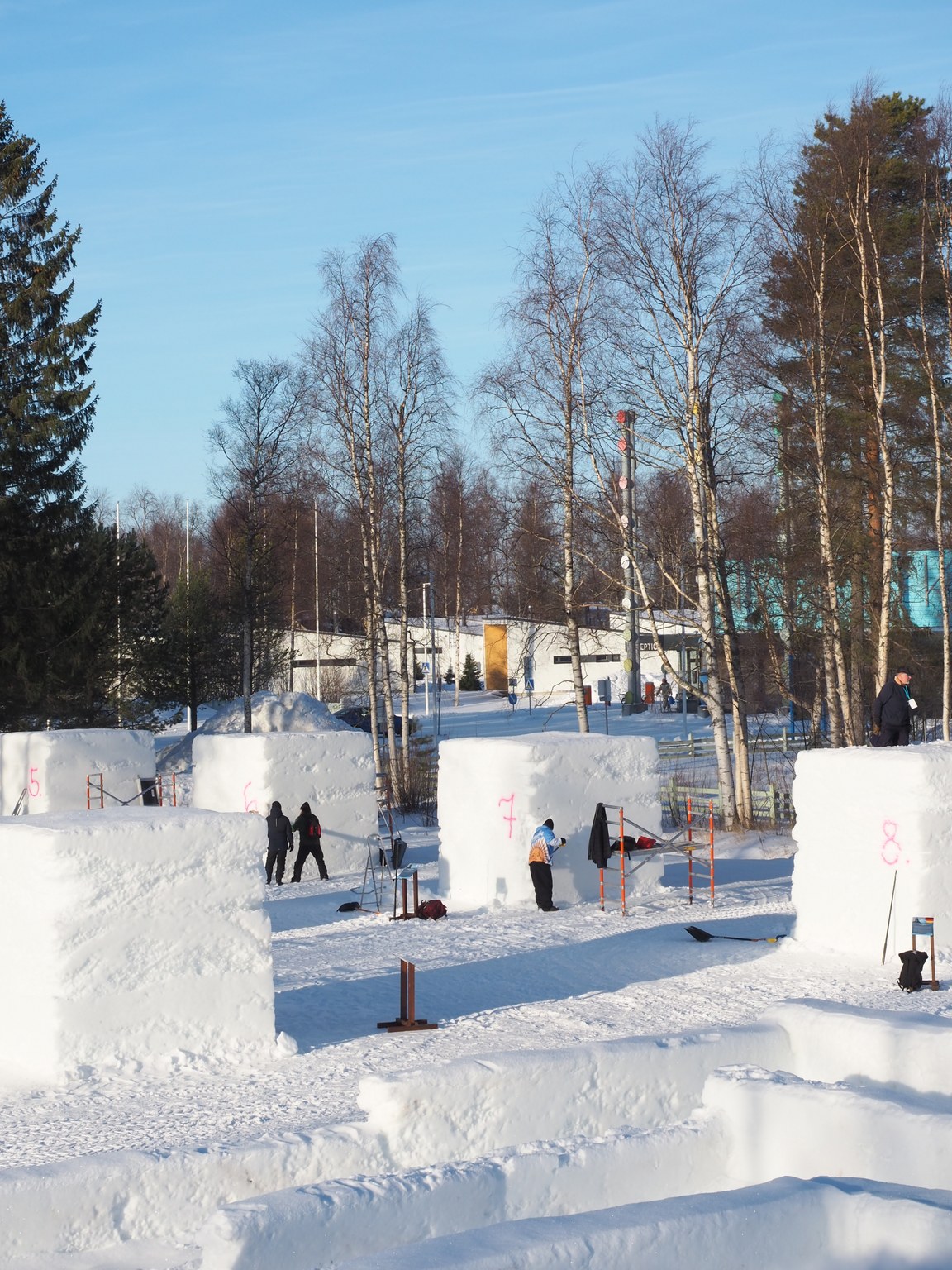 Veistäjät aloittelamassa veistämistä