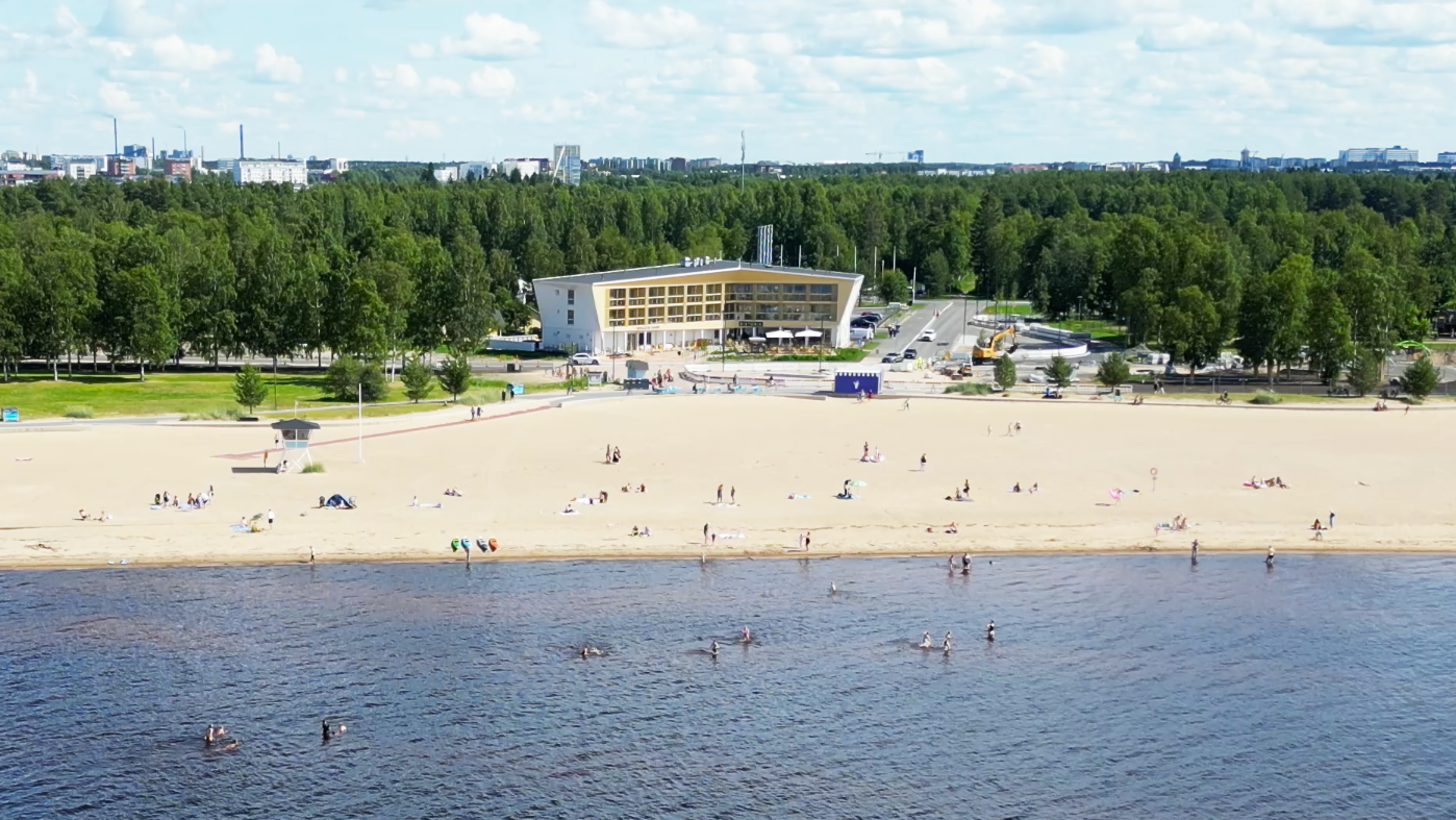 Nallikari Aalto näkyy kauniisti rannalta käsin