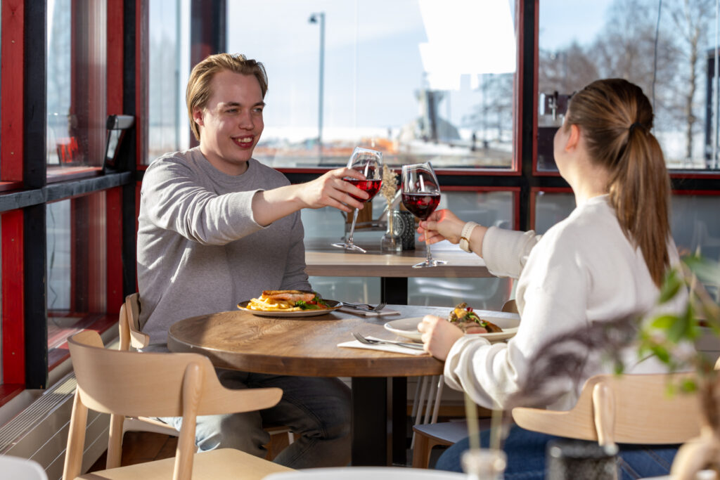 Ravintola Nallikari on upea paikka illallistaa meren äärellä