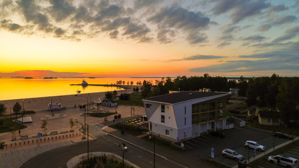 Nallikarin AAlto ja auringonlasku Oulun Nallikarissa