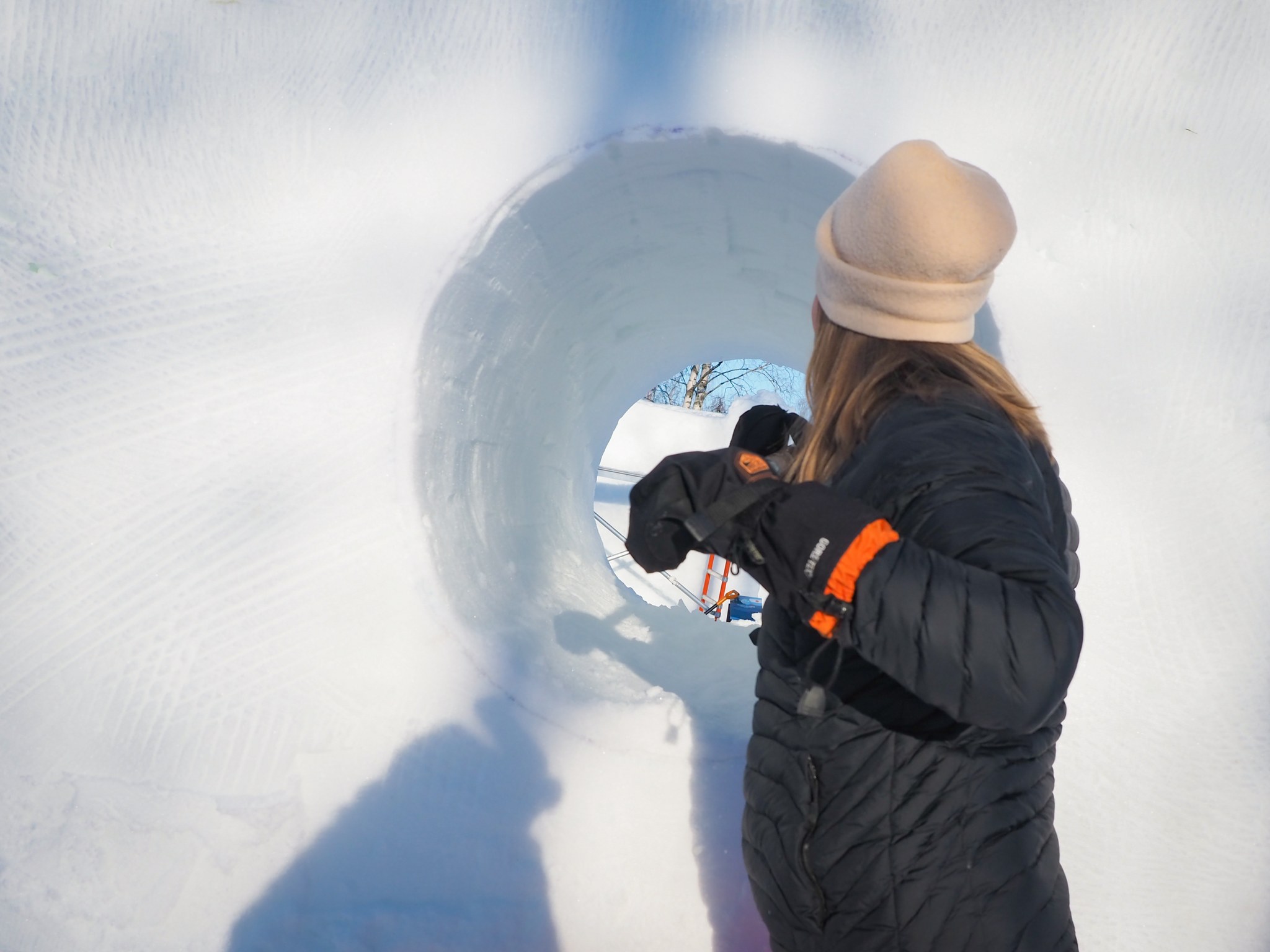 Nallikari Snowfest vuoden 2025 voittajatiimi veistää teostaan valmiiksi.