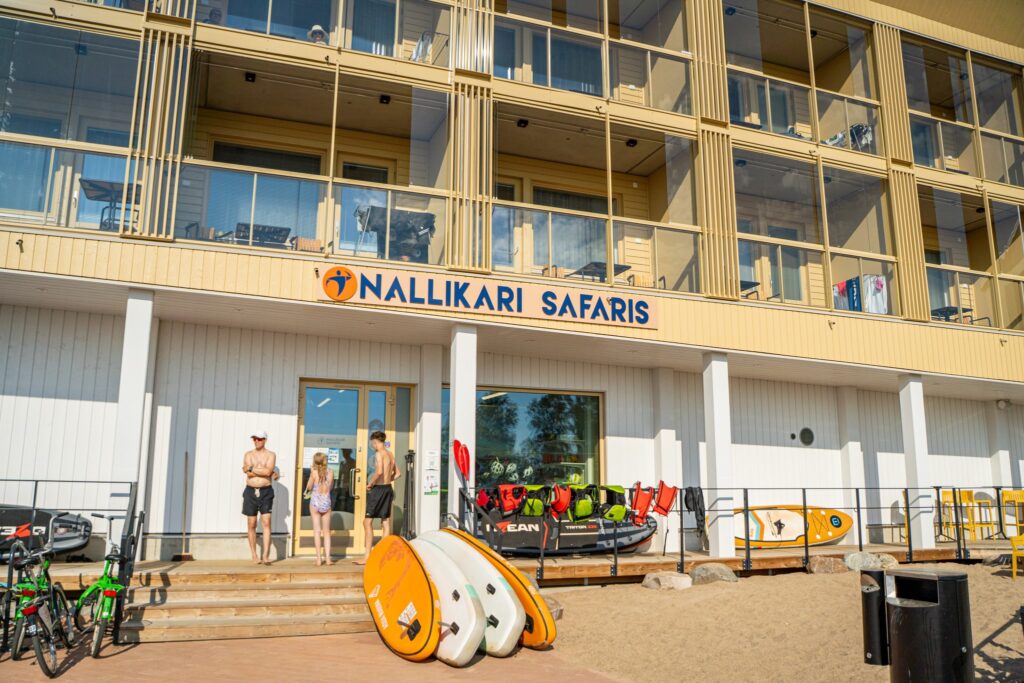 Nallikari Safariksen toimisto sijaitsee Nallikarin aallon alakerrassa