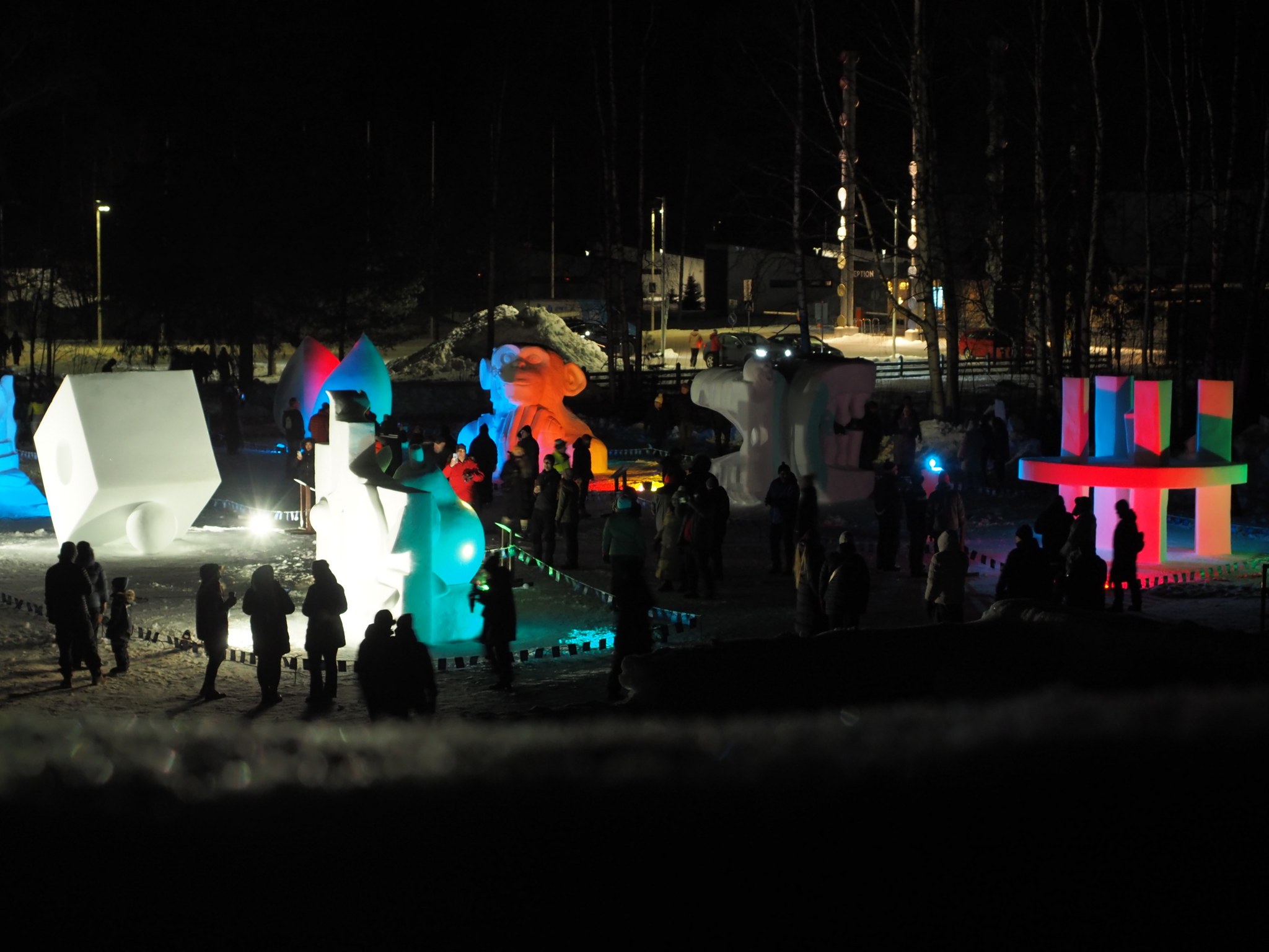 Nallikari Snow Fest teokset iltavalaistuksessa