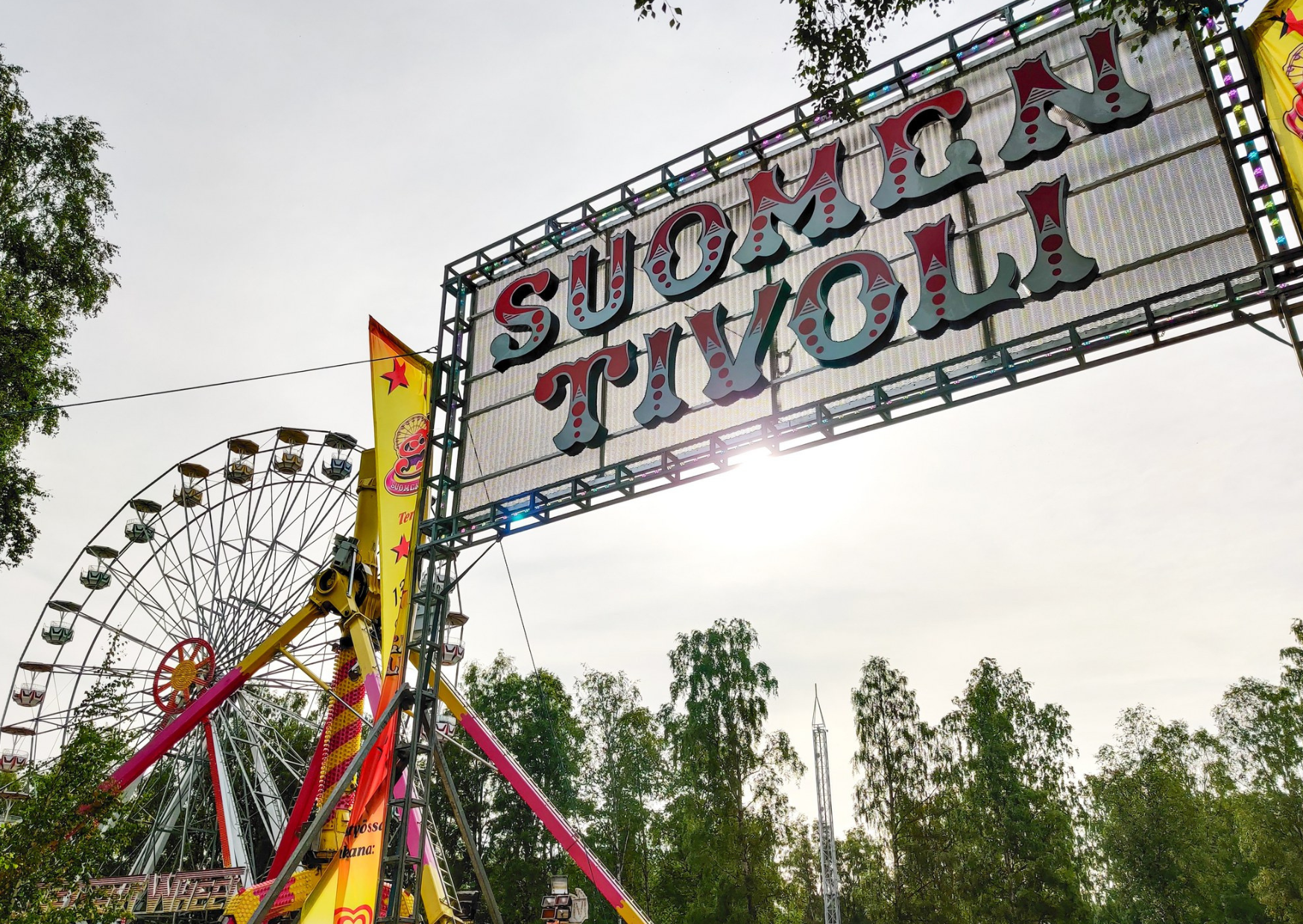 Suomen Tivoli on koko kesän viipyvä huvipuisto Oulun Nallikarissa