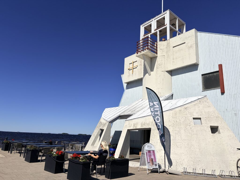Ravintola Bootin majakka Nallikarissa on kiva kesäkahvila